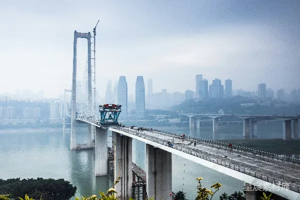 高清摄影 重庆长江大桥建设中的现代都市景观
