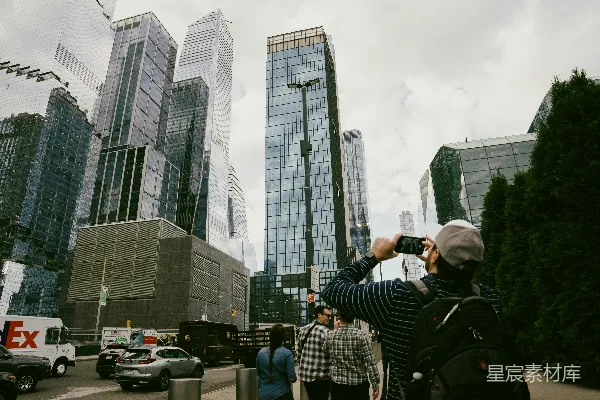 高清摄影 都市中的旅行者