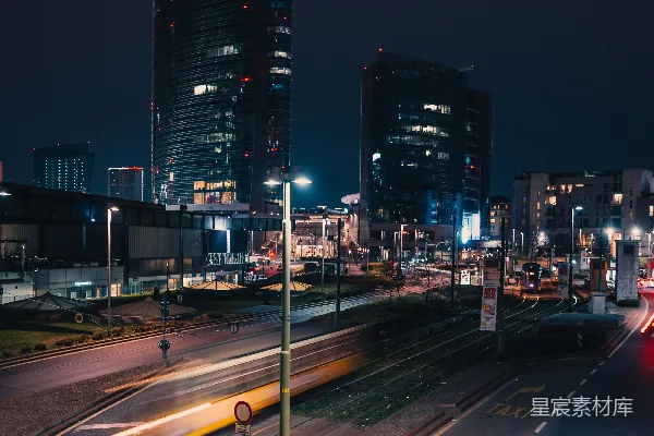 高清摄影 夜幕下的摩天大楼与繁忙街道