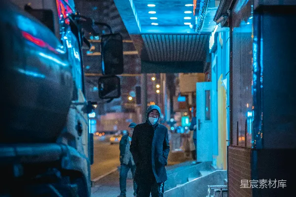 高清摄影 夜幕下的城市独行者