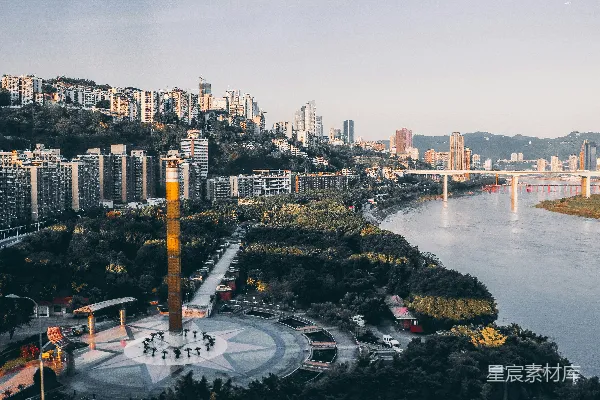 高清摄影 重庆嘉陵江畔的烟囱与城市天际线