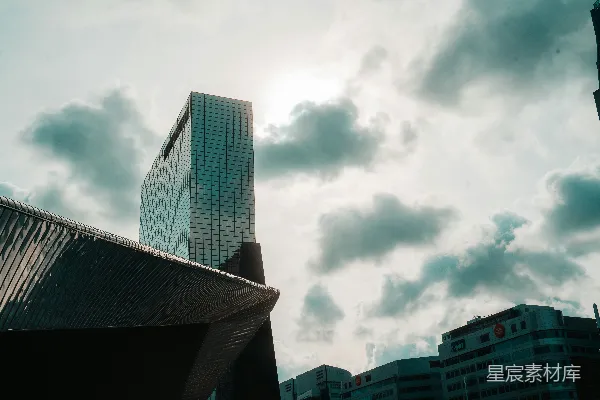 高清摄影 现代建筑与云层的交响曲