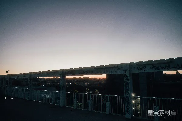 高清摄影 黄昏时分的桥上涂鸦