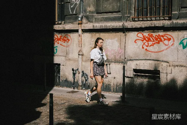 高清摄影 街头行走的背影