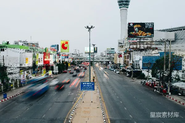 高清摄影 城市中的繁忙街道与标志性建筑