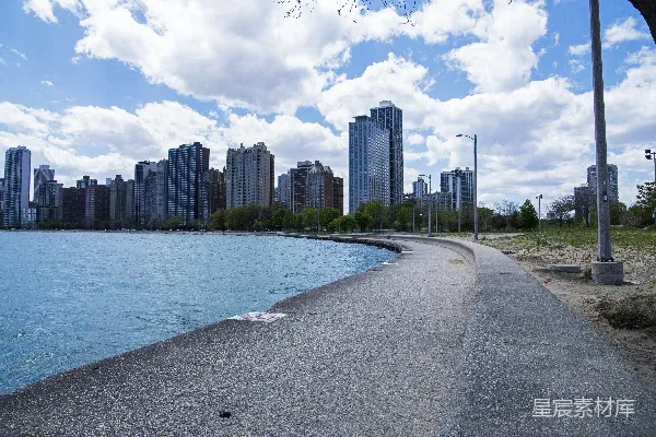 高清摄影 湖畔步道与城市天际线