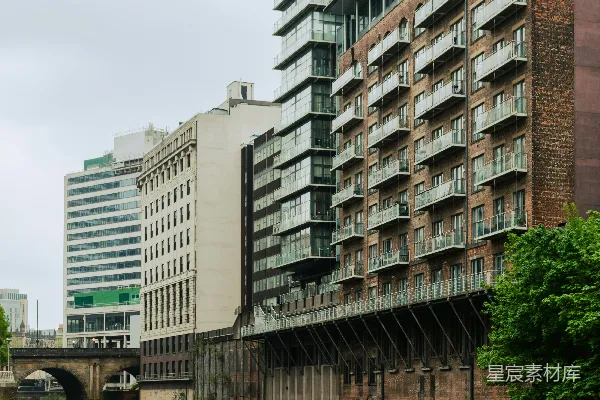 高清摄影 河边现代与历史建筑的融合