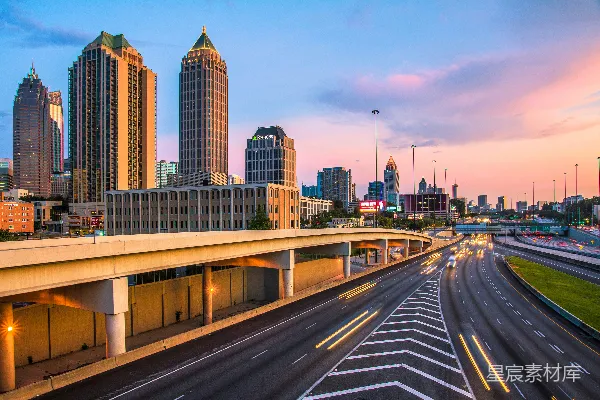 高清摄影 夕阳下的城市天际线与高速公路