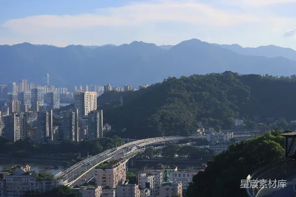 高清摄影 城市与山脉的和谐共存