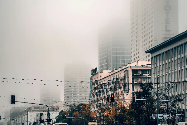 高清摄影 雾中的城市街道
