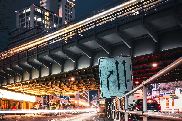 高清摄影 城市夜景下的桥梁与指示牌
