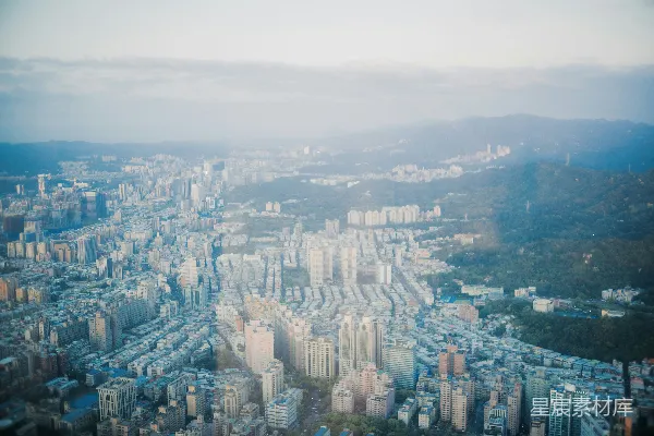 高清摄影 城市与山脉的交响