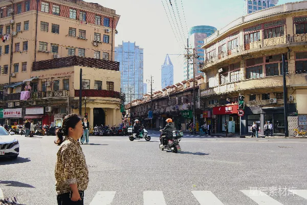 高清摄影 城市街景：老建筑与现代高楼的交汇