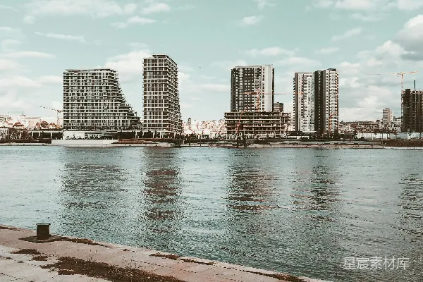 高清摄影 河边的现代城市天际线