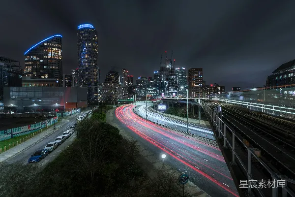 高清摄影 城市夜景中的光轨与高楼