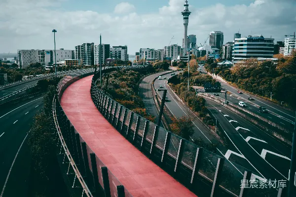 高清摄影 城市中的自行车道与高速公路