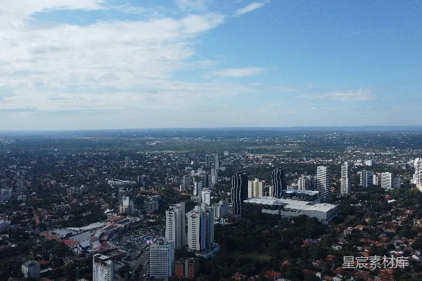 高清摄影 城市鸟瞰图：蓝天白云下的现代化都市