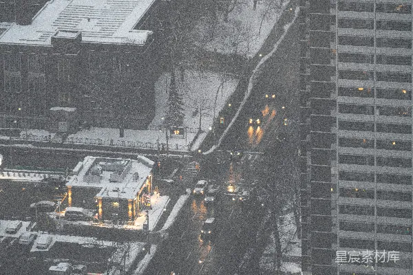 高清摄影 冬夜雪景中的城市街道