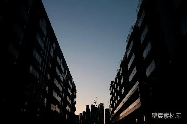 高清摄影 城市剪影：高楼之间的天空
