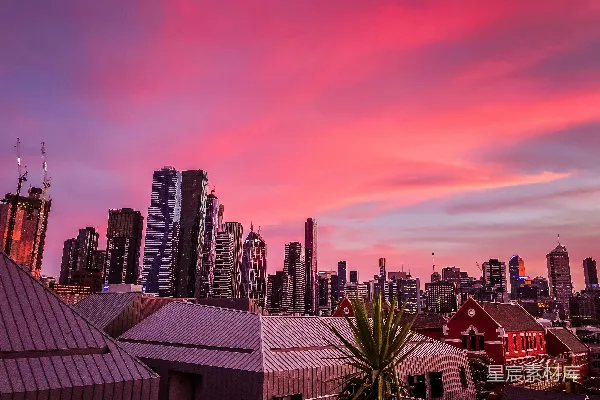 高清摄影 城市日落：粉红天空下的高楼