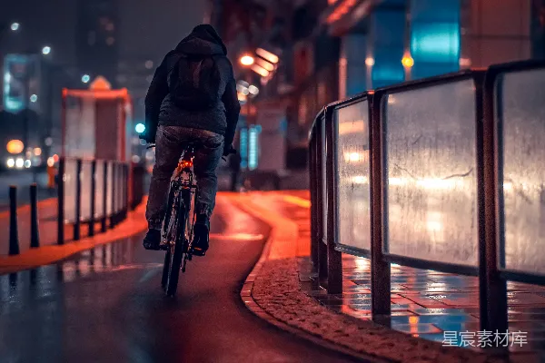高清摄影 雨夜中的骑行者