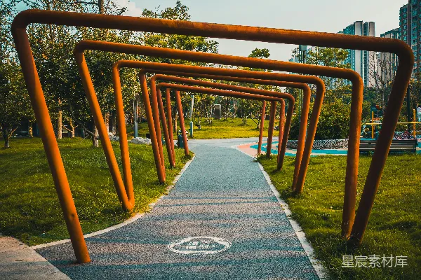 高清摄影 城市公园中的健身路径