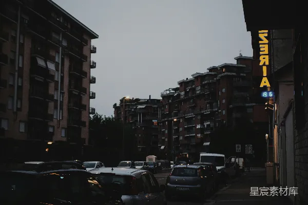 高清摄影 昏黄的都市街景