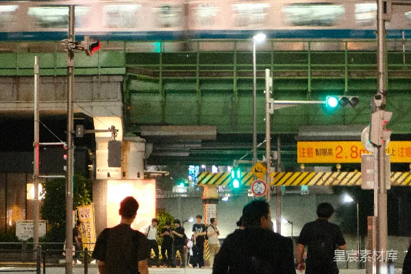 高清摄影 都市夜景中的行人与列车
