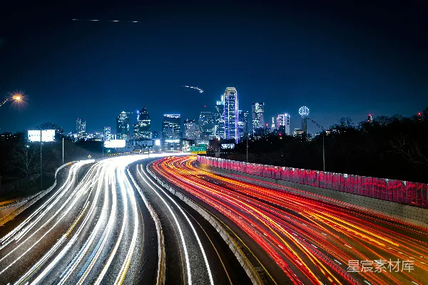 高清摄影 城市夜景：光轨与高楼的交响