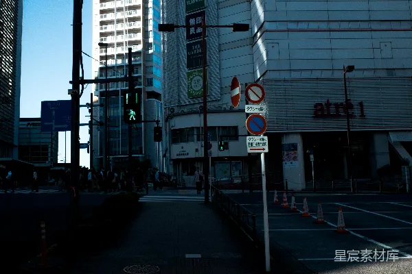 高清摄影 城市街景：行人过街与现代建筑