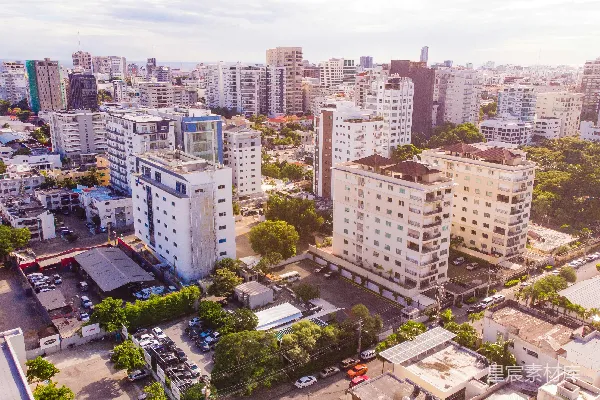 高清摄影 城市鸟瞰：现代化建筑与自然景观的和谐共存
