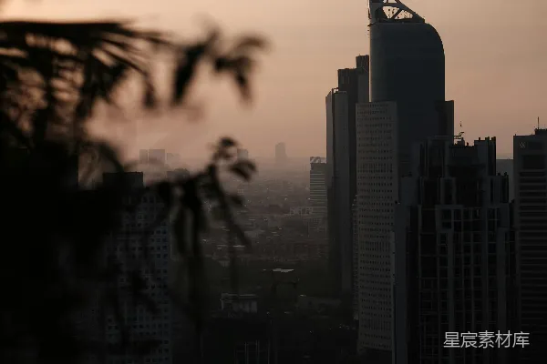 高清摄影 城市剪影：黄昏与自然的对话