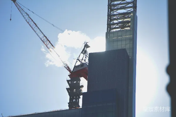 高清摄影 建筑中的起重机与现代建筑