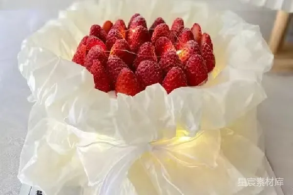 元素素材 草莓装饰的白色蛋糕