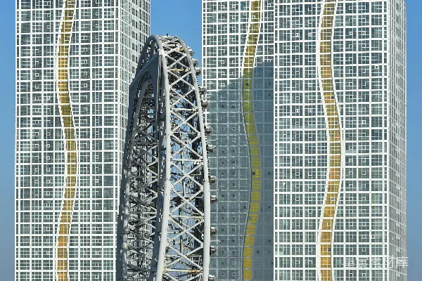 高清摄影 冬日摩天轮与现代建筑