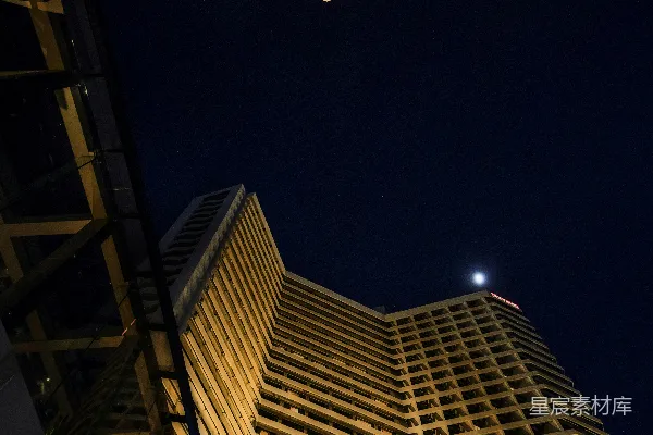 高清摄影 城市的夜景：摩天大楼与月亮