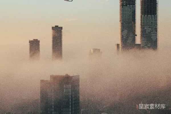 高清摄影 雾中的城市天际线