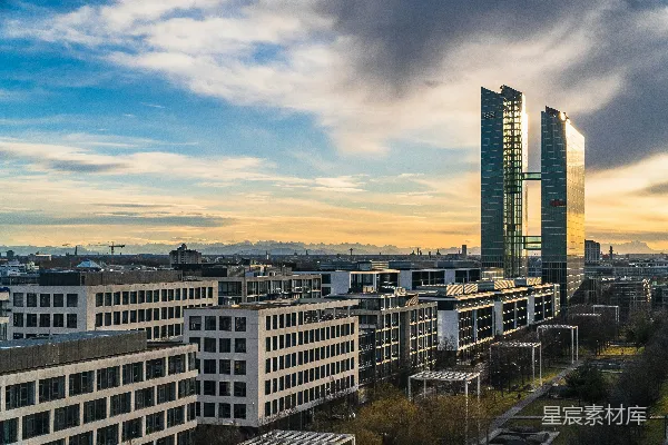 高清摄影 夕阳下的双塔与城市全景