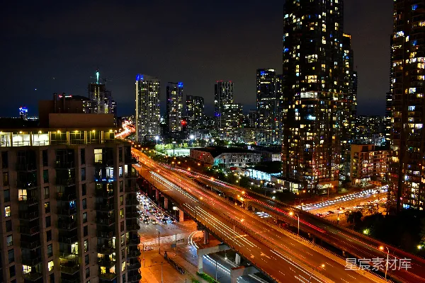 高清摄影 都市夜景：繁忙的高速公路与灯火辉煌的高楼