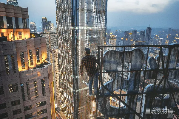 高清摄影 都市夜景中的高楼攀爬者