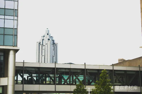 高清摄影 城市中的现代建筑与行人过桥