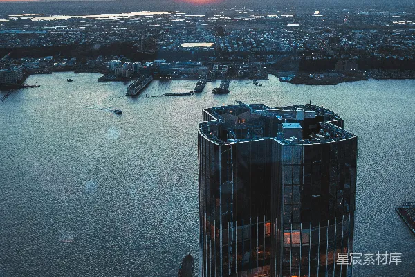 高清摄影 城市日落：摩天大楼与宁静港湾