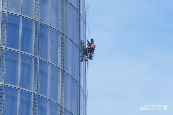 高清摄影 高空作业者清洁高楼玻璃