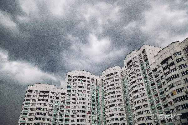 高清摄影 云层下的现代建筑群