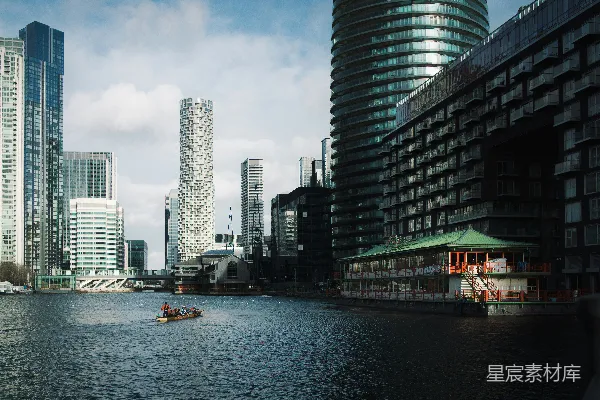 高清摄影 城市河流上的划船活动