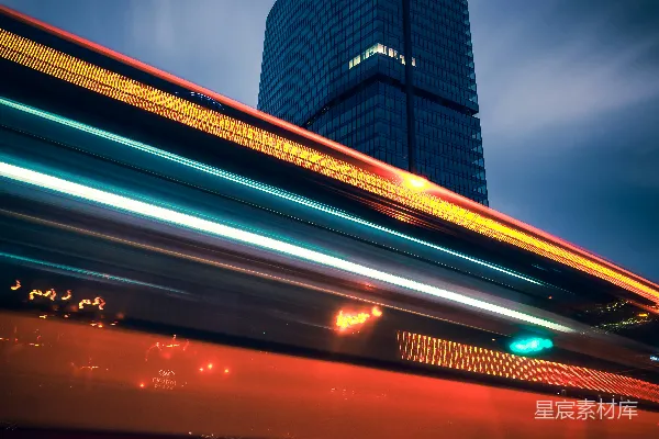 高清摄影 城市夜景：高楼与光轨
