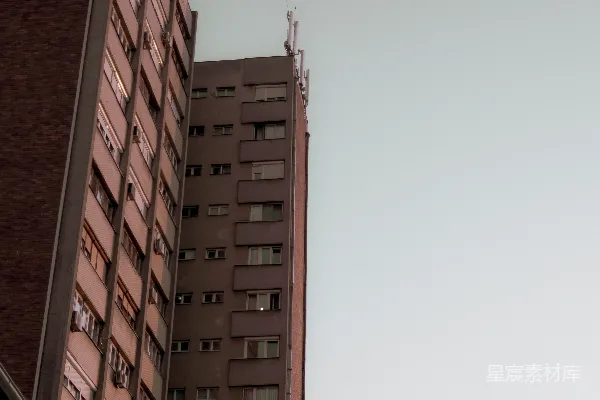 高清摄影 城市中的一角：高楼与天空