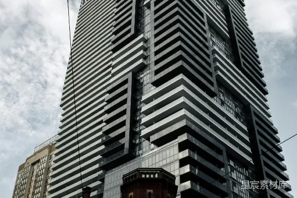 高清摄影 现代与古典的对话：高楼与红砖建筑