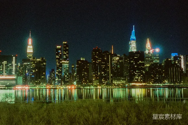高清摄影 纽约夜景：城市霓虹倒映在水中