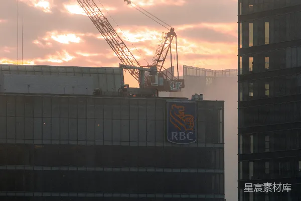 高清摄影 夕阳下的建筑工地